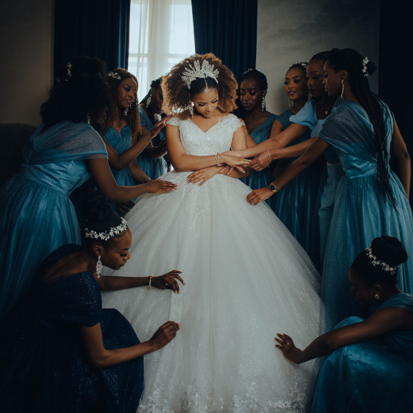 Une mariée avec ses dames d'honneur