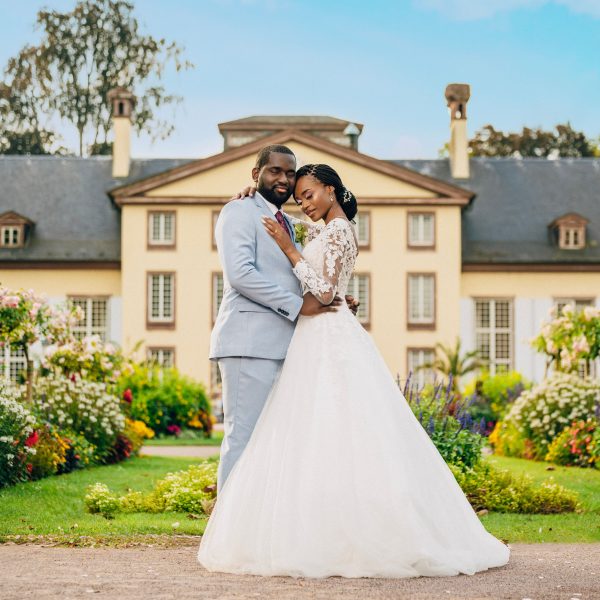 couple marié posant pour la caméra