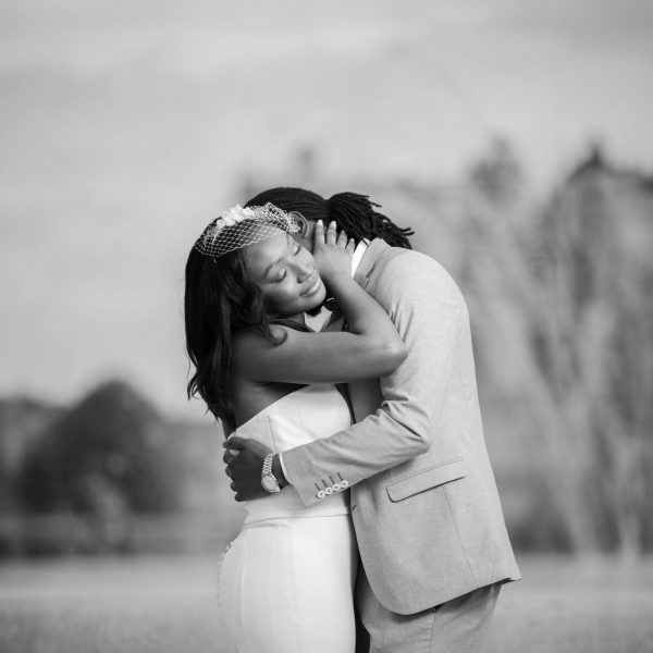 Jeunes mariés noirs qui s'enlassent